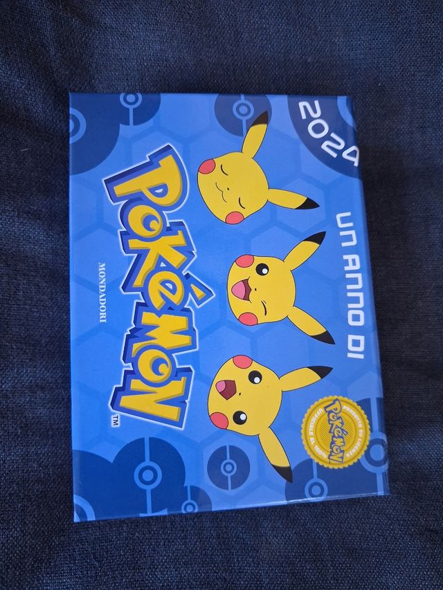 Pokemon set Peluche Pancham più 2 libri gioco