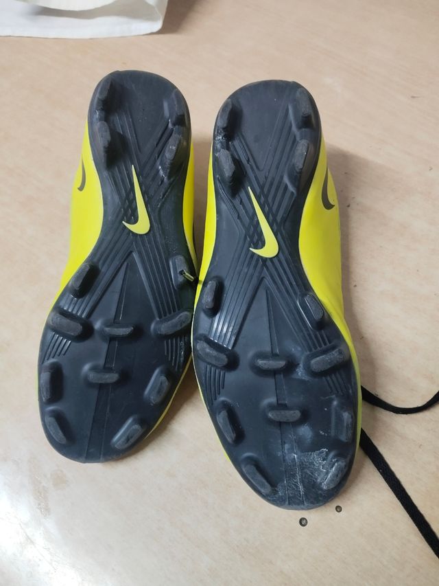 Botas de fútbol amarillas talla 36 Nike T90