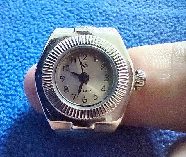 Orologio da dito donna a batteria. Funzionante.