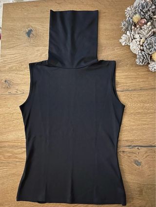 Top smanicato collo alto nero