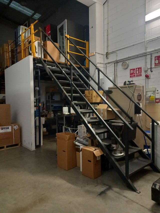 Escalera metálica industrial