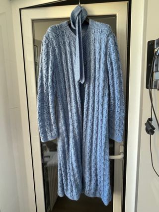 Chaqueta de punto azul larga