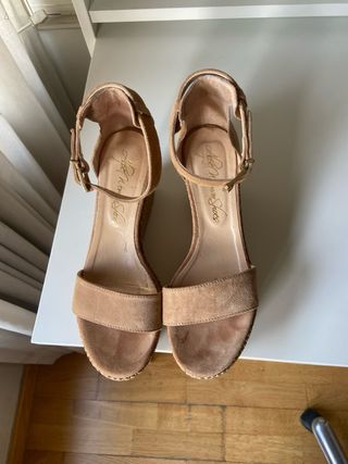 Sandalias de cuña beige y marrón