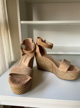 Sandalias de cuña beige y marrón