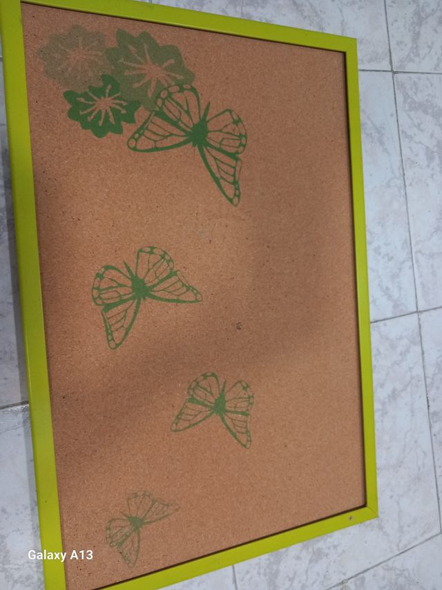 Pizarra de corcho con diseño de mariposas