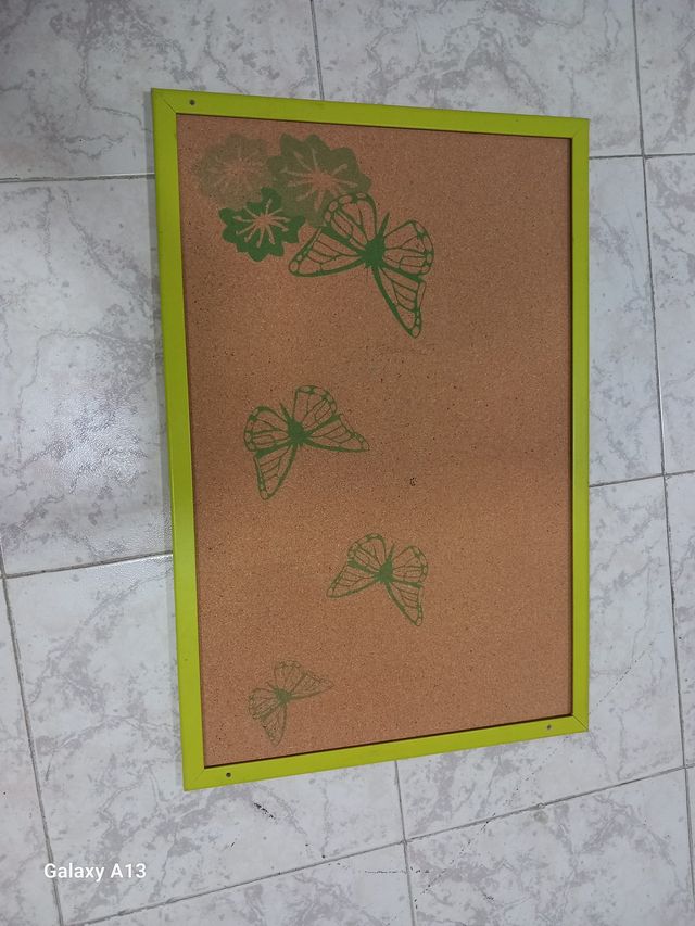 Pizarra de corcho con diseño de mariposas