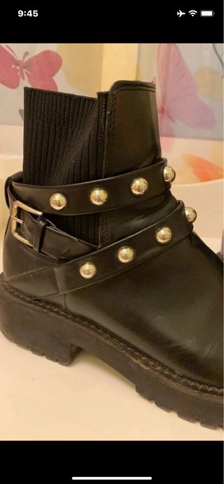 Botines negros con tachuelas doradas