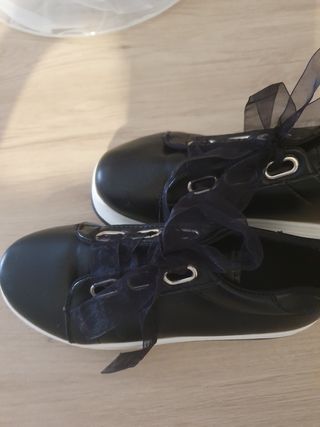 Zapatillas negras con lazo