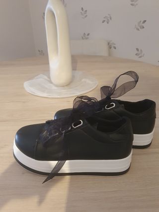 Zapatillas negras con lazo