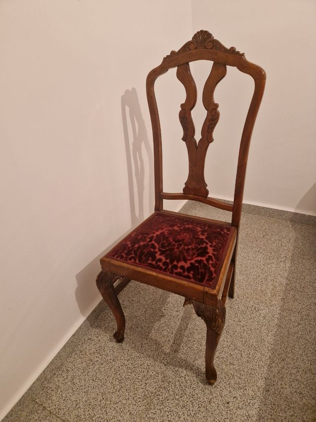 6 Sillas de madera antiguas con terciopelo rojo.
