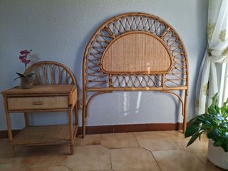 Cabecero y mesilla de bambú y mimbre.