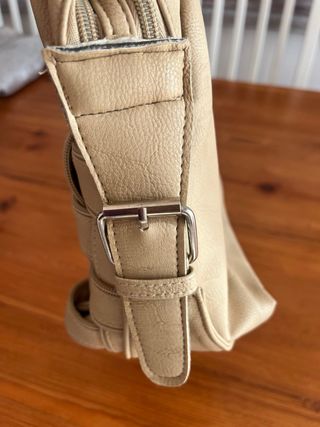 Bolso de hombro beige tejido