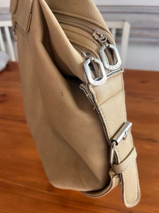 Bolso de hombro beige tejido