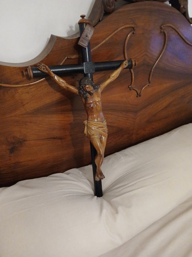 Crucifijo antiguo de madera y metal