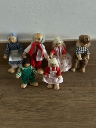 Familia de muñecos de madera