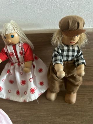 Familia de muñecos de madera