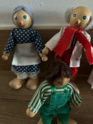 Familia de muñecos de madera