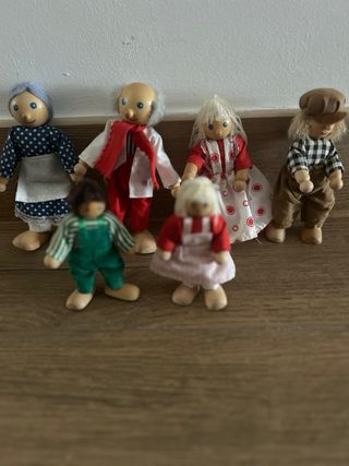Familia de muñecos de madera