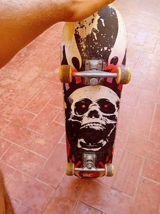 Patineta con diseño de calavera