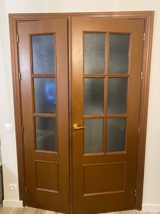 Puerta doble de madera con cristal