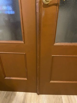 Puerta doble de madera con cristal