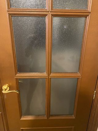Puerta doble de madera con cristal