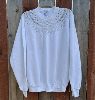 Sudadera blanca con encaje