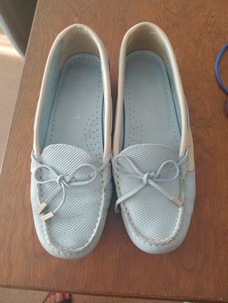 Mocasines planos de piel azul y beige
