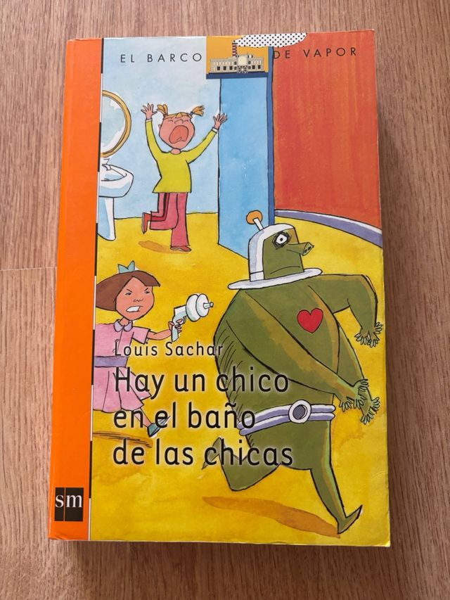 Hay un chico en el baño de las chicas (Spanish ...