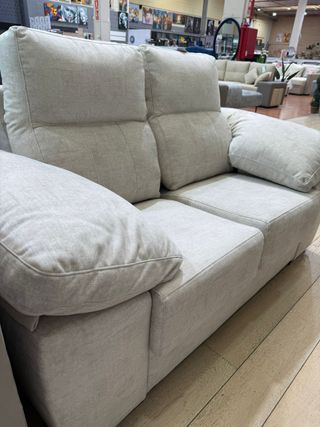 Sofá beige con cabecero reclinable