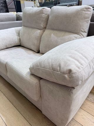 Sofá beige con cabecero reclinable
