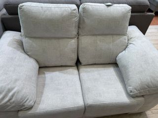 Sofá beige con cabecero reclinable