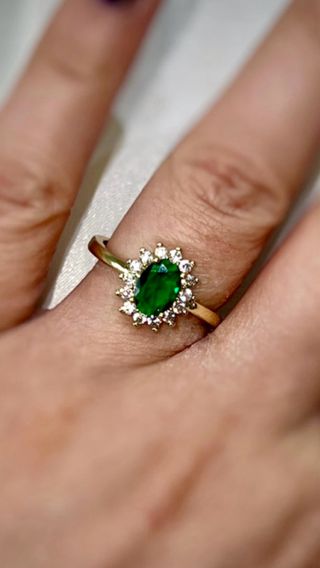 Anillo Dorado con Piedra Verde Ovalada