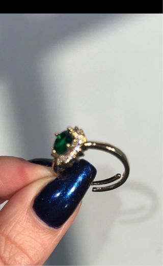 Anillo Dorado con Piedra Verde Ovalada