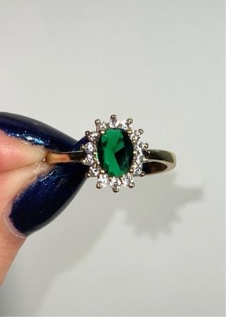 Anillo Dorado con Piedra Verde Ovalada