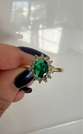 Anillo Dorado con Piedra Verde Ovalada
