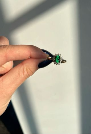 Anillo Dorado con Piedra Verde Ovalada