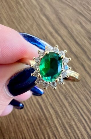 Anillo Dorado con Piedra Verde Ovalada