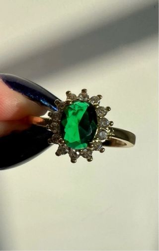 Anillo Dorado con Piedra Verde Ovalada
