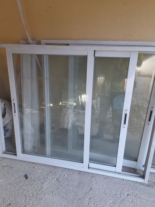 Ventanas de aluminio blancas sin persianas