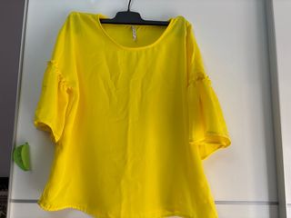Blusa amarilla Stradivarius