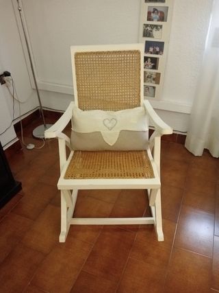 Sedia a dondolo in legno e rattan