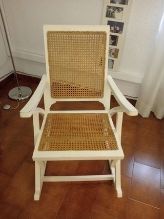 Sedia a dondolo in legno e rattan