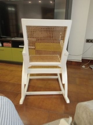 Sedia a dondolo in legno e rattan