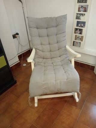 Sedia a dondolo in legno e rattan