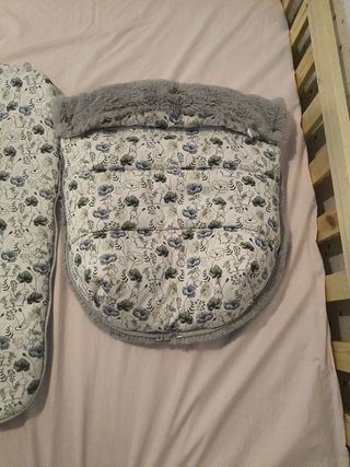 Funda para capazo con estampado de conejos y flore