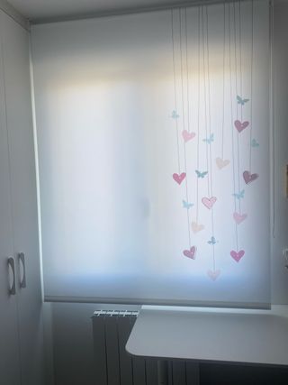 Tenda a rullo bianca con cuori e farfalle