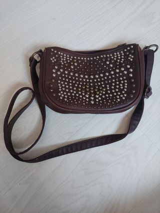 Bolso de cuero marrón con pedrería dorada
