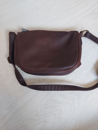 Bolso de cuero marrón con pedrería dorada