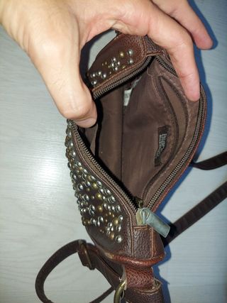 Bolso de cuero marrón con pedrería dorada